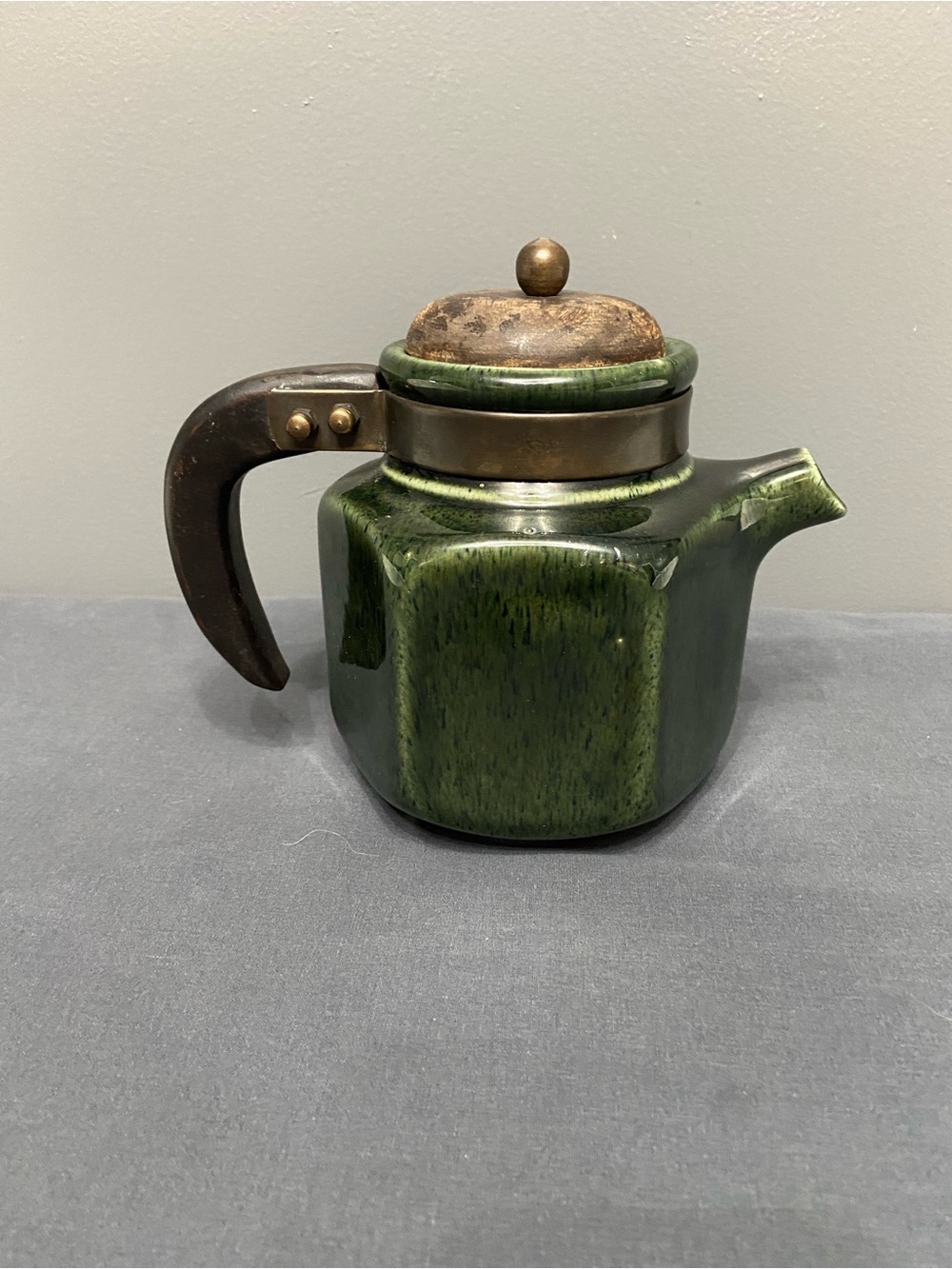 VTG Japanese Stoneware Teapot Green Speckled Glaze Wooden Handle Brass Fittings - Picture 3 of 17